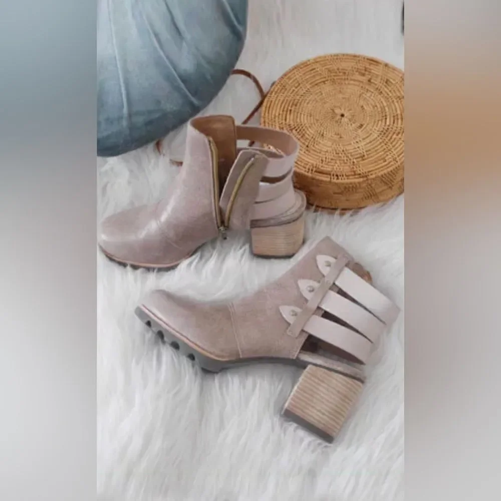 Sorel Addington booties in Sahara sz 8